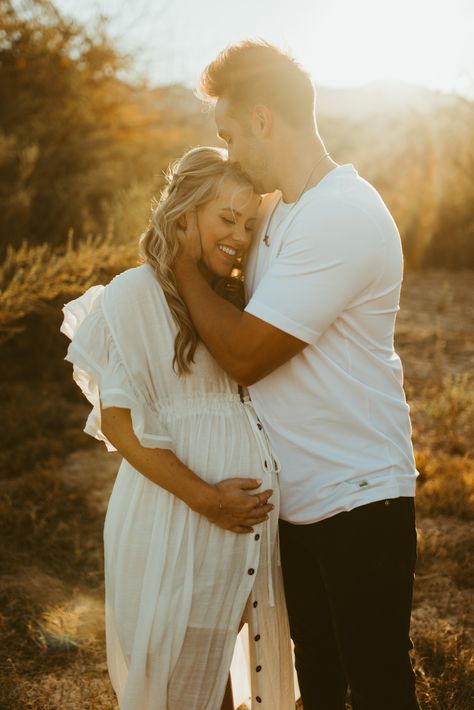 Maternity In Field, Maternity Photo Shoot Ideas Desert, Maternity Session Outdoor, Maternity Photo Shoot Ideas Field, Lifestyle Maternity Photography Outdoor, Maternity Outside Photography, Nature Maternity Photos Couple, Golden Hour Maternity Photos, Arizona Maternity Photos