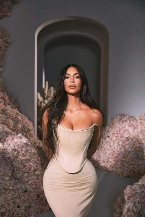 Kim Kardashian Photoshoot, Kily Jenner, Estilo Kim Kardashian, Jeff Leatham, Estilo Kardashian, Kim Kardashian Dresses, Kim Kardashian Outfits, Kardashian Outfit, Kim Kardashian Style