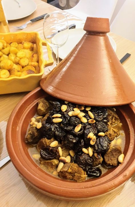 Tajine d'agneau aux pruneaux, amande et pommes de terre ©biboucheetbibouchon Moroccan Tajine, Moroccan Kitchen, Morocco Food, Moroccan Cooking, Tagine Recipes, Moroccan Dishes, Algerian Recipes, Moroccan Food, Arabic Food