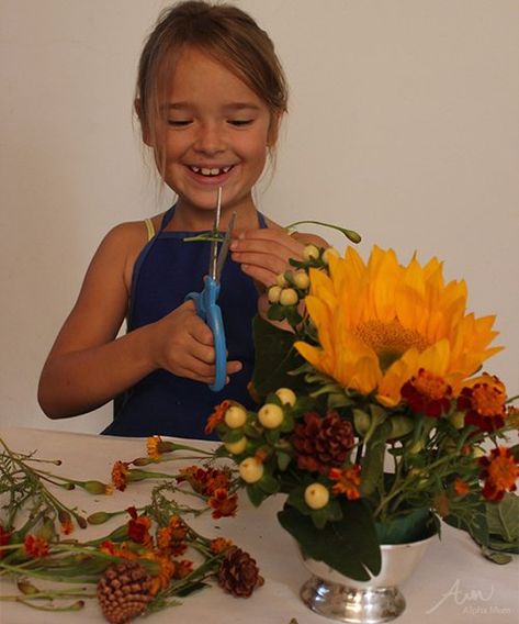 Thanksgiving Flower Arrangement Flower Arrangement Tutorial, Thanksgiving Flower Arrangements, Flower Arranging Tutorial, Workshop Ideas, Easy Activities, Thanksgiving Table, Preschool Art, Floral Centerpieces, Flower Child