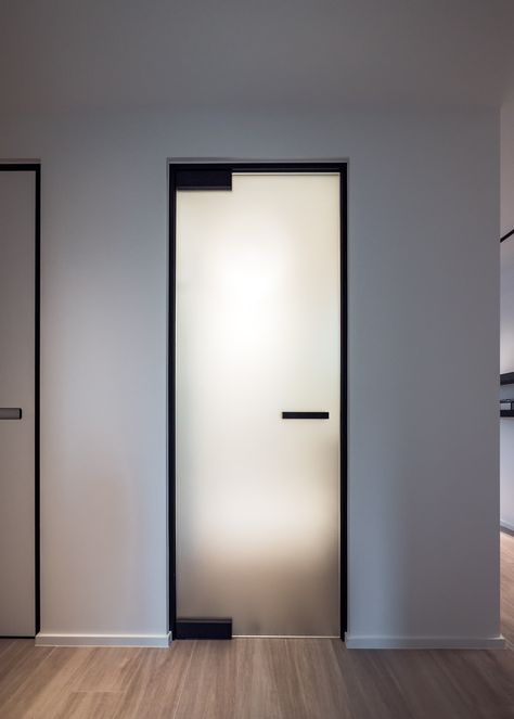 Modern Bathroom Door, Frosted Door, Bathroom Door Design, Glass Bathroom Door, Pintu Interior, Bathroom Glass Door, Flush Door Design, Restroom Design, Frosted Glass Door