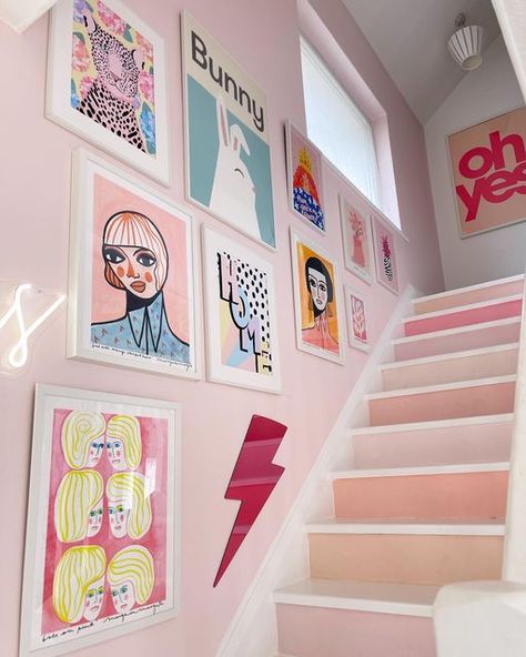 Jules & Hannah | Interiors inspo & homeware store on Instagram: "💖Jules’ stairs 💖 …have had a refresh! Some gorgeous new @margoinmargate girls have joined our beautiful @peachiprints available exclusively from our online store! Have a lovely evening! Starting Better Call Saul here tonight so it’s going to be a late one! Jules 💕x @interioreccentric @mymeaningfulhome @storyofmyhome @mycolourfulinterior @rockmyhomestyle @instahoodwatch @rainbowhomemonthly #newartprint #colourfulhomevibe Pink Banister, Colourful Hallways, Pink Hallway Ideas, School Furniture Design, Pink Hallway, Bohemian Hallway, Groovy Room, Boho Hallway, Have A Lovely Evening