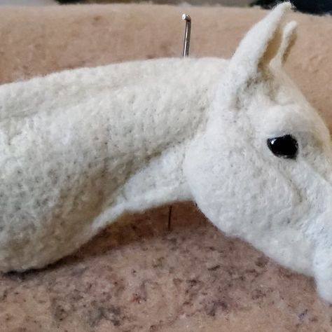 Needle Felt Horse, Felt Weaving, Felted Horse, Needle Felt Animals, Felt Horse, Needle Felting Tutorial, Hobby Horses, Nuno Felt Scarf, Needle Felting Tutorials