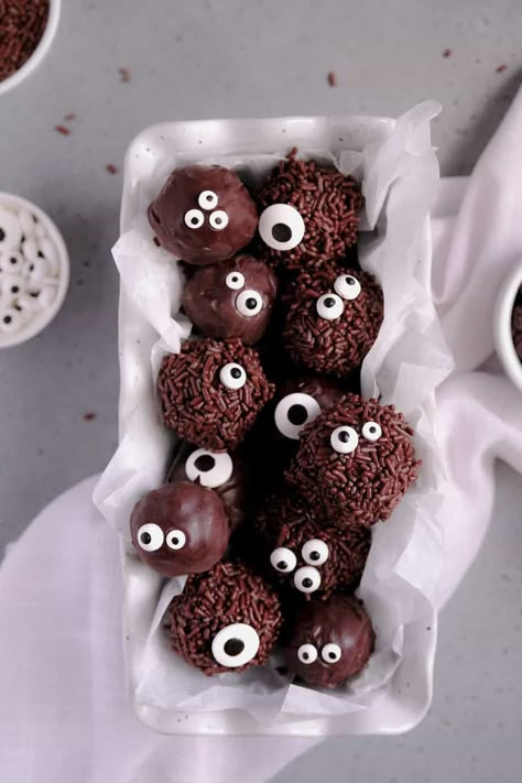 Cute Chocolate Packaging, Brownies Truffles, Monster Desserts, Halloween Customs, Brownie Halloween, Brownies Packing Ideas, Truffles Chocolate, Chocolate Halloween, Halloween Cookies Recipes