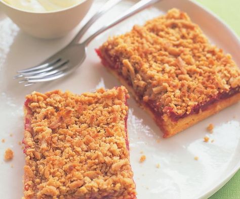 The German term for "sprinkle", a streusel is great to have with tea or coffee mid-morning on a chilly weekend, and this one's rhubarb and apple filling gives it a wonderfully homely flavour. Chocolate Mousse Frosting, Apple Rhubarb, Air Fried Fish, Beetroot Relish, Spiked Hot Chocolate, British Recipes, Slice Recipe, Roasted Pear, Chocolate Sheet Cake