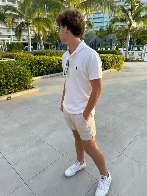 Guy Outfit Shorts, 170 Cm Man Style, Guys Old Money Outfits, Simple Men’s Outfit, Polo Mens Outfits, Brunch Outfit Ideas Men, Man Polo Shirt Outfit, White Polo Shirt Outfit Men Casual, Old Money Guy Outfits