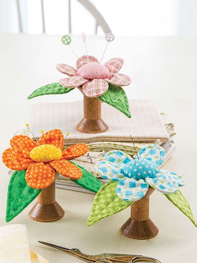 Flower Pincushion, Pincushion Patterns, Floral Quilts, Spool Crafts, Sewing Crochet, Pin Cushions Patterns, Wooden Spool, Quilt Magazine, Wooden Spools