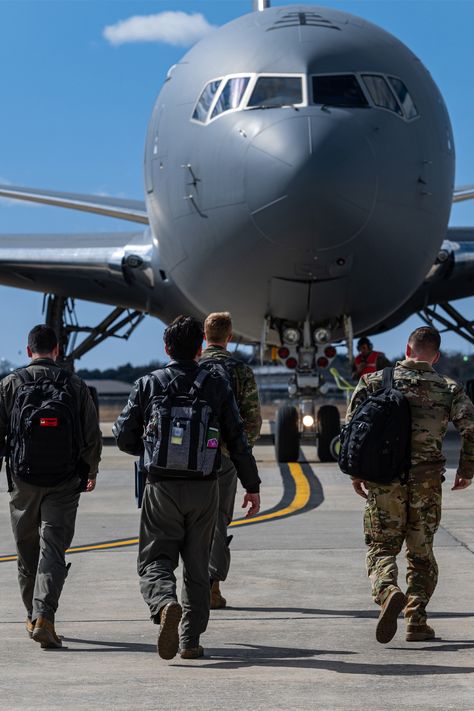 U.S. Air Force Airmen assigned to the 305th Air Mobility Wing conduct an Engine Running Crew Change (ERCC) during exercise White Stag at Joint Base McGuire-Dix-Lakehurst, N.J., March 8, 2023. Photo by Senior Airman Sergio Avalos, Joint Base McGuire-Dix-Lakehurst Public Affairs Airmen Air Force, Air Force Lifestyle, Air Force Academy Aesthetic, Us Air Force Aesthetic, Air Force Aesthetic Military, Airforce Aesthetic, Air Force Aesthetic, Air Force Soldiers, Air Force Pictures