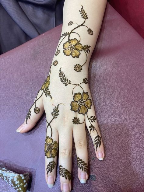 Flower Mahendiii Design, Minimal Henna Designs Hands, Dubai Mehendi Design Simple, Mendhi Designs Backhand, Flower Mehendi Designs, Backhand Mehndi Designs Simple, Mahendiii Design, Floral Mehendi Designs, Dubai Mehendi Designs