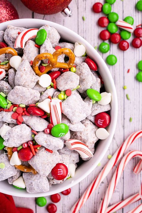 Christmas Puppy Chow Christmas Puppy Chow, Best Puppy Chow Recipe, Reindeer Chow Recipe, Holiday Dessert Recipes Easy, Puppy Chow Christmas, Reindeer Chow, Reindeer Poop, Muddy Buddies Recipe, Puppy Chow Recipes