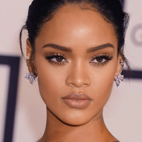 Rihanna Make Up Looks, Rihanna Natural Makeup, Wedding Makeup On Black Women, Rihanna Makeup Looks Natural, Soft Glam On Brown Skin, Rihanna Eye Makeup, Rihanna Makeup Natural, No Makeup Look Black Women, Rihanna Glam