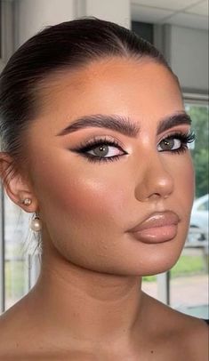 Glam Bride Makeup, Glossy Lips Makeup, Natural Prom Makeup, Prom Eye Makeup, Prom Makeup Looks, Eye Makeup Styles, Celebrity Makeup Looks, Formal Makeup, Chic Makeup