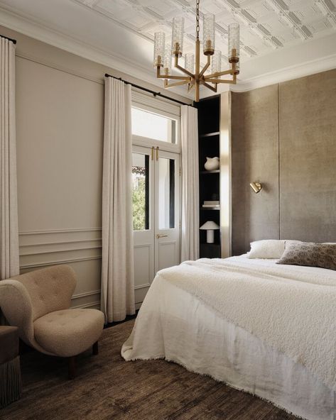 Merging old-world charm with modern living Victorian Modern Bedroom, Traditional Style Bedroom, Victorian Modern, Timeless Home, The Local Project, London Apartment, House Interior Decor, Classic Interior, Guest Bedrooms