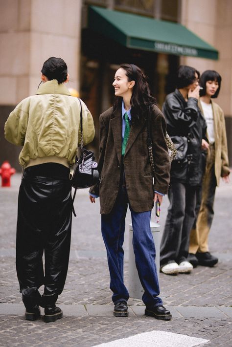 Menswear On Women, Indie People, Masculine Women Fashion, Necktie Outfit, Menswear For Women, Masculine Women, Fashion Week Fall 2023, Street Magazine, Japan Winter