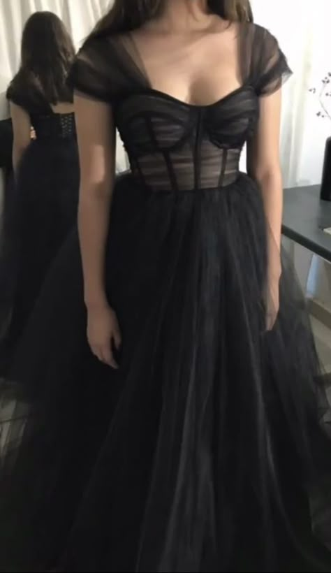 Friends Prom Dresses, Black Grad Dress, Edgy Prom Dress, Black Prom Dress Aesthetic, Black Fairy Dress, Black Tulle Prom Dress, Prom Dress Simple, Simple Evening Dress, Prom Dress Inspo