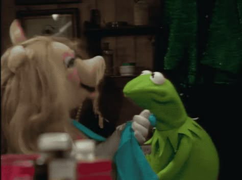 Muppets Miss Piggy GIF – Muppets Miss Piggy Kermit – GIFs entdecken und teilen Miss Piggy Quotes, Kermit Gif, Die Muppets, Kermit And Miss Piggy, Miss Piggy, Funny New, Funny Reaction Pictures, Animated Gif, Reaction Pictures