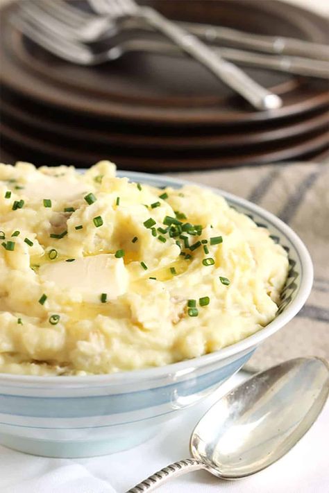 The Best Mashed Potatoes - The Suburban Soapbox Best Mashed Potatoes Ever, Basic Mashed Potatoes, Ayam Mentega, Creamy Mashed Potatoes Recipe, Garlic Mashed Potatoes Recipe, Creamy Garlic Mashed Potatoes, Cream Cheese Potatoes, Whipped Potatoes, Best Mashed Potatoes