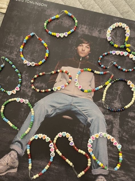 Louis Tomlinson Bracelet Ideas, Bracelets Diy Beads, Concert Bracelets, Fan Bracelet, You Are My Moon, Homemade Bracelets, Bead Charms Diy, Handmade Jewelry Tutorials, Bracelets Diy