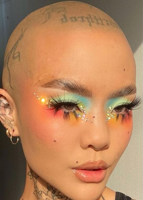 Ombre Makeup Looks Eyes, Cool Everyday Makeup, Experimental Eye Makeup, Experimental Makeup Looks, Colorful Under Eye Makeup, Colorful Glam Makeup, Artsy Eye Makeup, Creative Face Makeup, Pastel Makeup Looks