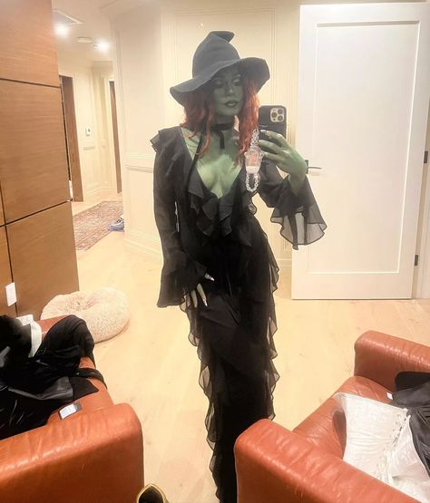 Celeb Costumes, The Wicked Witch Of The West, Wicked Costumes, Elphaba And Glinda, Celebrity Costumes, Wicked Witch Of The West, Witch Of The West, Medium Tv Show, Dress Up Boxes