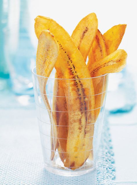 Banane plantain frite et sel à la lime  Recettes | Ricardo Feijoada Recipe, Dehydrator Recipes Fruit, Baked Plantain Chips, Fruit Leather Recipe, Fruit Chips, Fried Plantains, Fruit Chip, Fried Bananas, Plantain Chips