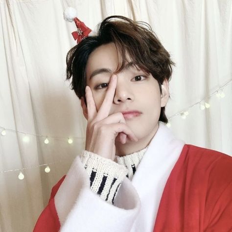 Meery Christmas, Bts Christmas, Bts V Photos, Xmas Wallpaper, Pink Xmas, Bts Stuff, Girls Mirror, Bts Group Photos, Red Icons:)