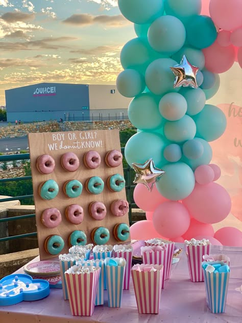 Balloon Decor For Gender Reveal, Pink And Blue Donuts Gender Reveal, Donut Wall Gender Reveal, Gender Reveal Blue And Pink Theme, Candy Themed Gender Reveal, Donut Gender Reveal Cake, Donut Know Gender Reveal, Gender Revel Decoracion, We Donut Know What It Is Gender Reveal Decoration