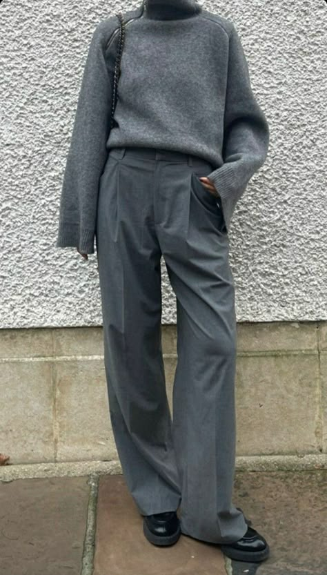 Minimal Comfy Outfit, Chic Comfy Outfits, Grey Trousers Outfit, Grey Pants Outfit, Grey Sweater Outfit, Professional Workwear, Winter Pants Outfit, Grey Slacks, Cozy Aesthetic