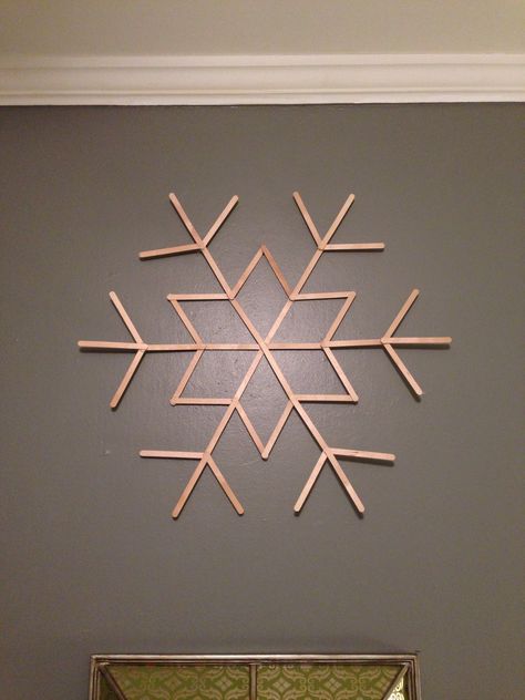 DIY Popsicle Stick Snowflake Can be painted or left raw for a rustic look. I'm going to paint this silver tomorrow and add glitter! Diy Popsicle Stick Crafts Decor, Ice Cream Stick Wall Decor, Wall Hanging Diy Ice Cream Sticks, Wall Hanging Ideas With Ice Cream Sticks, Wall Hanging Crafts Ice Cream Sticks, Popsicle Decor, Icecream Sticks Diy Wall Decor, Popsicle Design, Popsicle Stick Snowflake