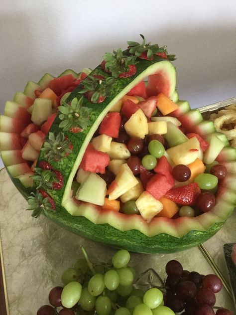 Watermelon Bowl Ideas, Watermelon Basket Ideas, Watermelon Easter Basket, Watermelon Basket Fruit Salad, Melon Basket, Watermelon Fruit Bowl, Watermelon Fruit Salad Bowl Party Ideas, Watermelon Fruit Basket, Watermelon And Grapes Platter