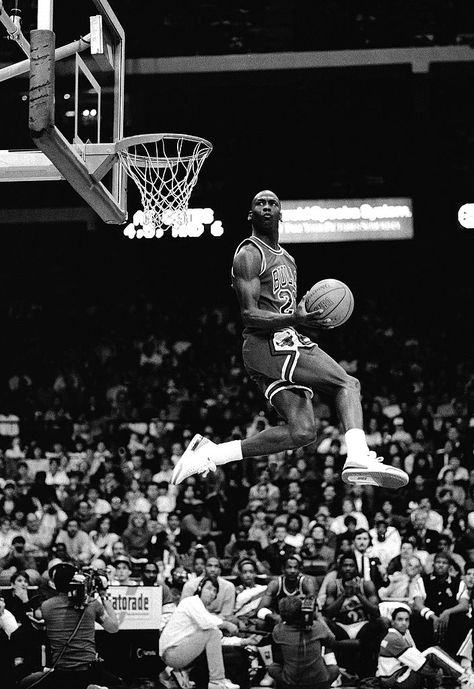 Michael Jordan Dunking, Jordan Pictures, Chasing Money, Michael Jordan Art, Michael Jordan Photos, Sports Branding, Michael Jordan Pictures, Jordan Logo Wallpaper, Basketball Players Nba