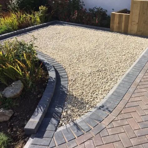 https://www.sure-green.com/media/fishpig/webp/catalog/product/cache/c06f5cbddc581ce0be0fd547115ea21f/c/o/cotswold_chippings_6_2.webp Gravel Driveway With Border, Shared Driveway Ideas, Front Garden With Drive Ideas Uk, Cottage Gravel Driveway, Driveway Ideas Uk, Driveway Uk, Gravel Driveway Ideas, Cobble And Gravel Driveway, Shingle Driveway