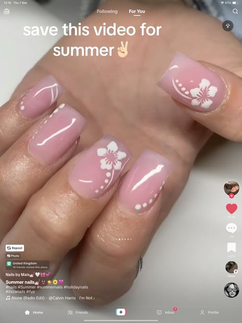 Short Medium Nails Acrylic Pink, Short Holiday Nails Summer, Hisbusic Flower Nails, Simple Aesthetic Nails, Nails For Spain, French Tip Flower, Spain Nails, Summa Nails, B Day Nails