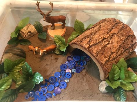 Deer sensory bin with sand and button river Hibernation Sensory Bin, Play Based, Homeschool Lesson, Nature Play, Woodland Theme, Play Based Learning, Sensory Bins, Sensory Play, Forest Animals