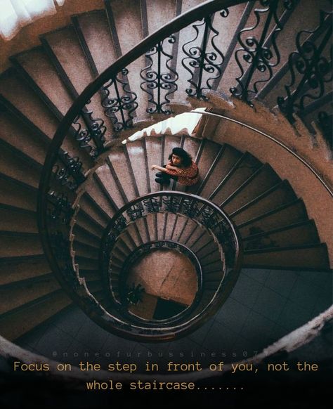 Staircase Photography, Photo Recreation, Photographie Portrait Inspiration, Street Portrait, Photography Posing Guide, Beauty Art Drawings, Composition Photography, Classy Photography, Fall Photoshoot