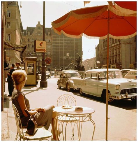 Sophisticated sidewalk scene in Vienna (1960s) 60s Aesthetic, Cafe Terrace, 70s Aesthetic, Retro Aesthetic, Coffee Shops, Street Scenes, Vintage Aesthetic, Vintage Photography, Vintage Images