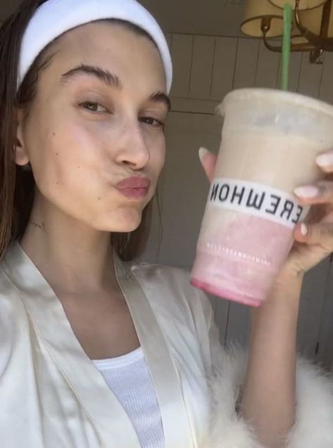 Kendall Jenner Off Duty, Niche Fashion, Glazed Donut, Sleek Bun, Vogue Beauty, Perfect Lips, Hailey Baldwin, Smoothie Recipe, Popular Hairstyles