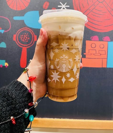 You Can Get A Toasted Chestnut Praline Cold Brew At Starbucks Just In Time For Christmas Starbucks Chestnut Praline, Dunkin Donuts Iced Coffee Orders, Menu Christmas, Starbucks Fall Drinks, Best Starbucks Drinks, Dunkin Donuts Iced Coffee, Coffee Recipes Starbucks, Starbucks Secret, Starbucks Menu