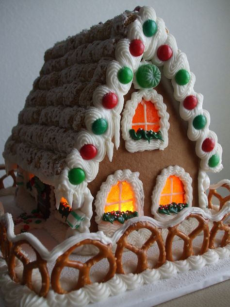 gingerbread house Gingerbread Houses Ideas Creative, Gingerbread House Sweets, Simple Ginger Bread Houses, Easy Ginger Bread Houses, Gingerbread House With Candy, Cute Easy Gingerbread House Ideas, Gingerbread House Decorations Simple, Ginger Bread House Ideas Simple, Prebuilt Gingerbread House Ideas