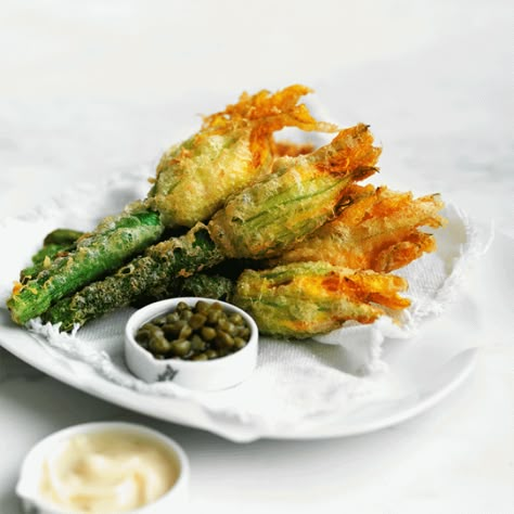 Zucchini Flower Recipes, Tempura Zucchini, Fried Zucchini Flowers, Zucchini Pommes, Crispy Zucchini, Recipe Photography, Yellow Squash Recipes, Edible Flowers Recipes, Fried Zucchini