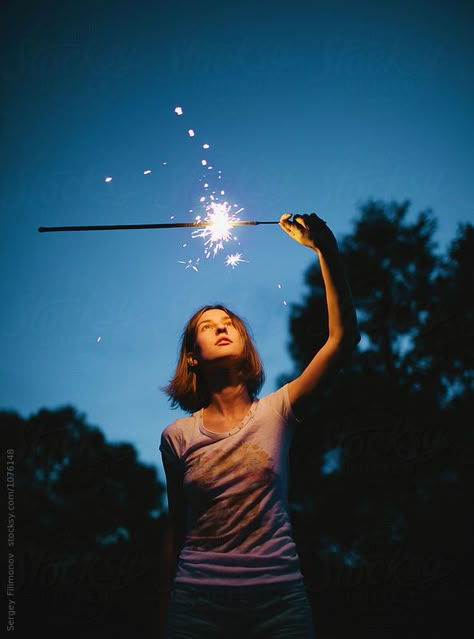 Young blonde girl with short hair holding a burning sparkler Fourth Of July Pics, Sparkler Photography, Diwali Photography, Night Portrait, Photoshoot Themes, Dark Photography, Art Poses, Portrait Girl, Photo Reference