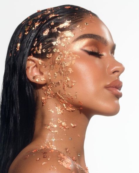 Gold Makeup Photoshoot, Gold Inspired Photoshoot, Birthday Photo Shoot Makeup, Half Makeup Face, Editorial Hair And Makeup, Gold Flakes Photoshoot, Editorial Makeup Photoshoot, Glitter Lips Makeup Look, Photoshoot Ideas Studio Creative