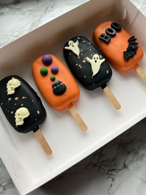 Halloween Cakesicles, Scary Halloween Treats, Cakesicles Ideas, Magnum Cake, Fun Cake Pops, Strawberry Cake Pops, Halloween Cookie Recipes, Halloween Breakfast, Halloween Cake Pops