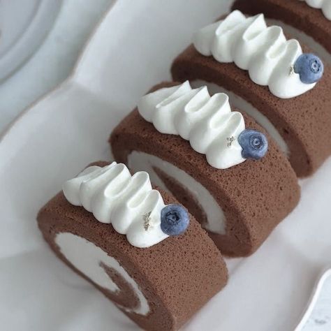 Pretty Dessert, Think Food, Sweet Snacks Recipes, Roll Cake, Köstliche Desserts, Cute Desserts, Food Obsession, Pavlova, Cafe Food