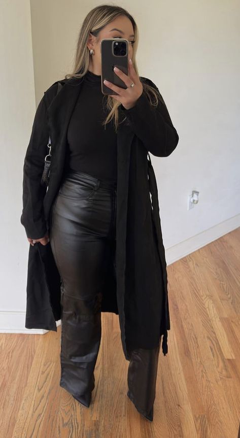 Simple Classy Outfits Plus Size, Black Cargo Pants Night Outfit, Winter Going Out Outfit Plus Size, All Black Outfits For Women Winter, Curvy Dinner Outfit, Plus Size Bar Outfit Night Winter, Winter Nice Dinner Outfit, Christmas Outfit For Curvy Women, Dinner Outfits Black Women Plus Size