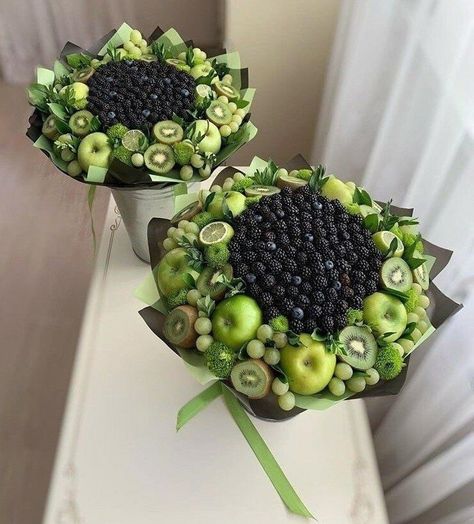 Fruit Flower Basket, Fruit Bouquet Ideas, Vegetable Bouquet, Food Bouquet, Candy Bouquet Diy, Edible Bouquets, Fruit Basket Gift, Sweet Bouquet, Flower Box Gift