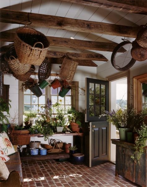 European Cottage, Dream Cottage, Style At Home, Cottage Homes, House Inspo, Dream Home Design, Home Fashion, Hanging Baskets, Inspired Homes