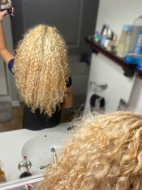 curly hair/ blonde curls Bleached Curly Hair Black Women, Bleach Curly Hair, Curly Bleached Hair, Platinum Blonde Curly Hair, Blonde Curly Hair Black Women, Bleached Curly Hair, Colors To Dye My Hair, Sun Bleached Hair, Dyed Curly Hair