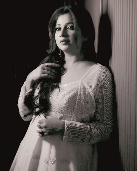 Shreya Ghoshal Hd Wallpaper, Hd Wallpaper Aesthetic, Shreya Ghoshal, Indian Music, Stylish Girl, Wallpaper Aesthetic, Hd Wallpaper, Queen, Music