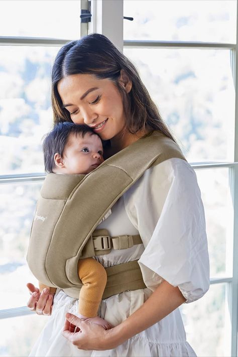 🇨🇦 Available in Canada EASY TO USE: Ergobaby Embrace Carrier Wrap keeps application simple - no complicated wrapping or tying, adjustable straps, and supportive waistbelt allows you to carry baby comfortably LIGHTWEIGHT & COMPACT: This carrier easily rolls up and stores in diaper bag Ergobaby Carrier, Newborn Carrier, Baby Olive, Lightweight Baby, Nature Baby Shower, Wrap Carrier, Baby Sling Carrier, Baby Wrap Carrier, The Embrace